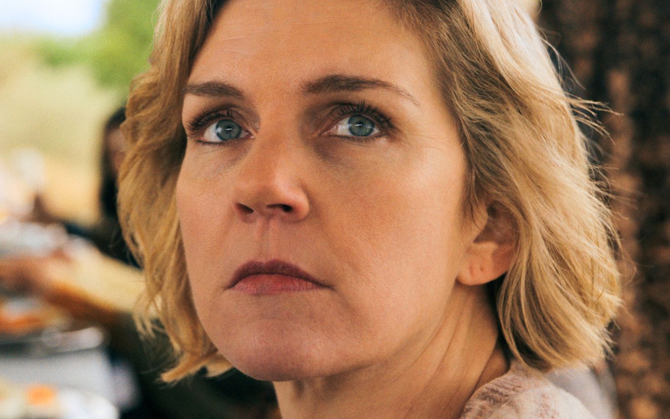 Rhea Seehorn em Pluribus, série do Apple TV que estreia em novembro