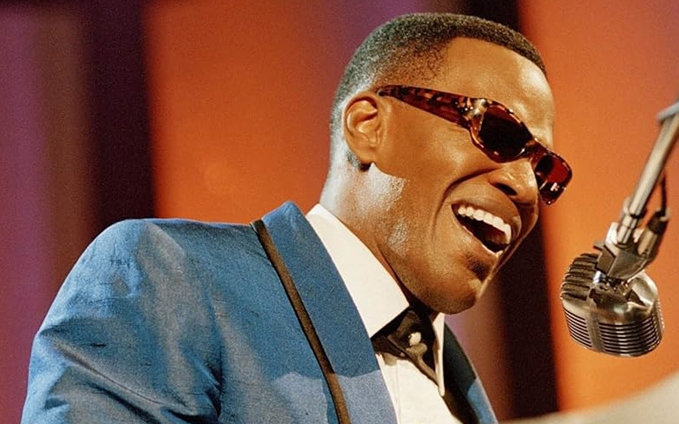 Jamie Foxx em cena de Ray