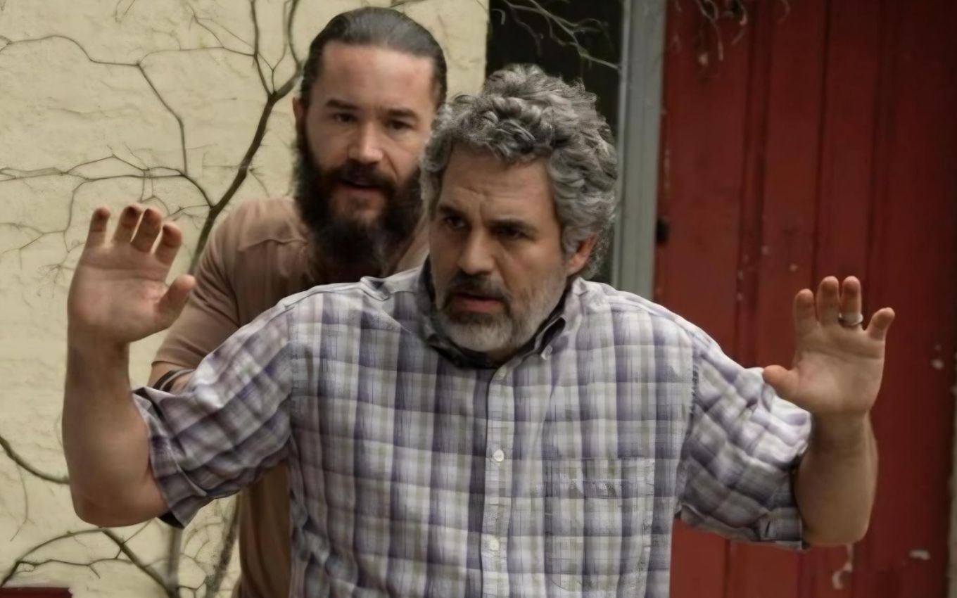 Tom Pelphrey e Mark Ruffalo em cena do final da série Task, da HBO Max