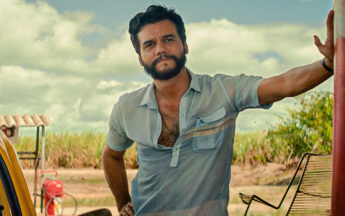 Wagner Moura em cena de O Agente Secreto, filme cotado para o Oscar 2026