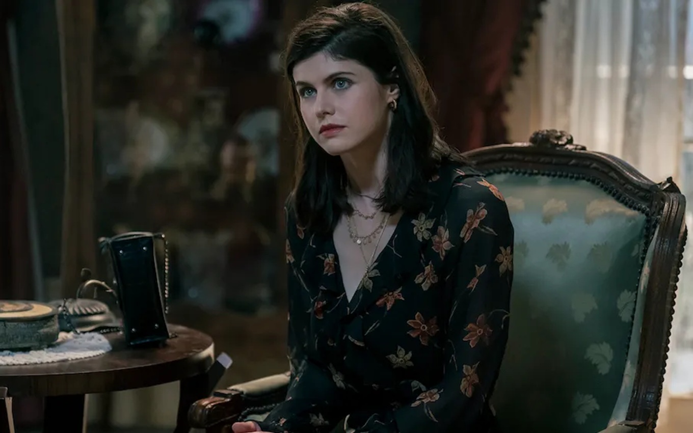 Alexandra Daddario em cena de Mayfair Witches