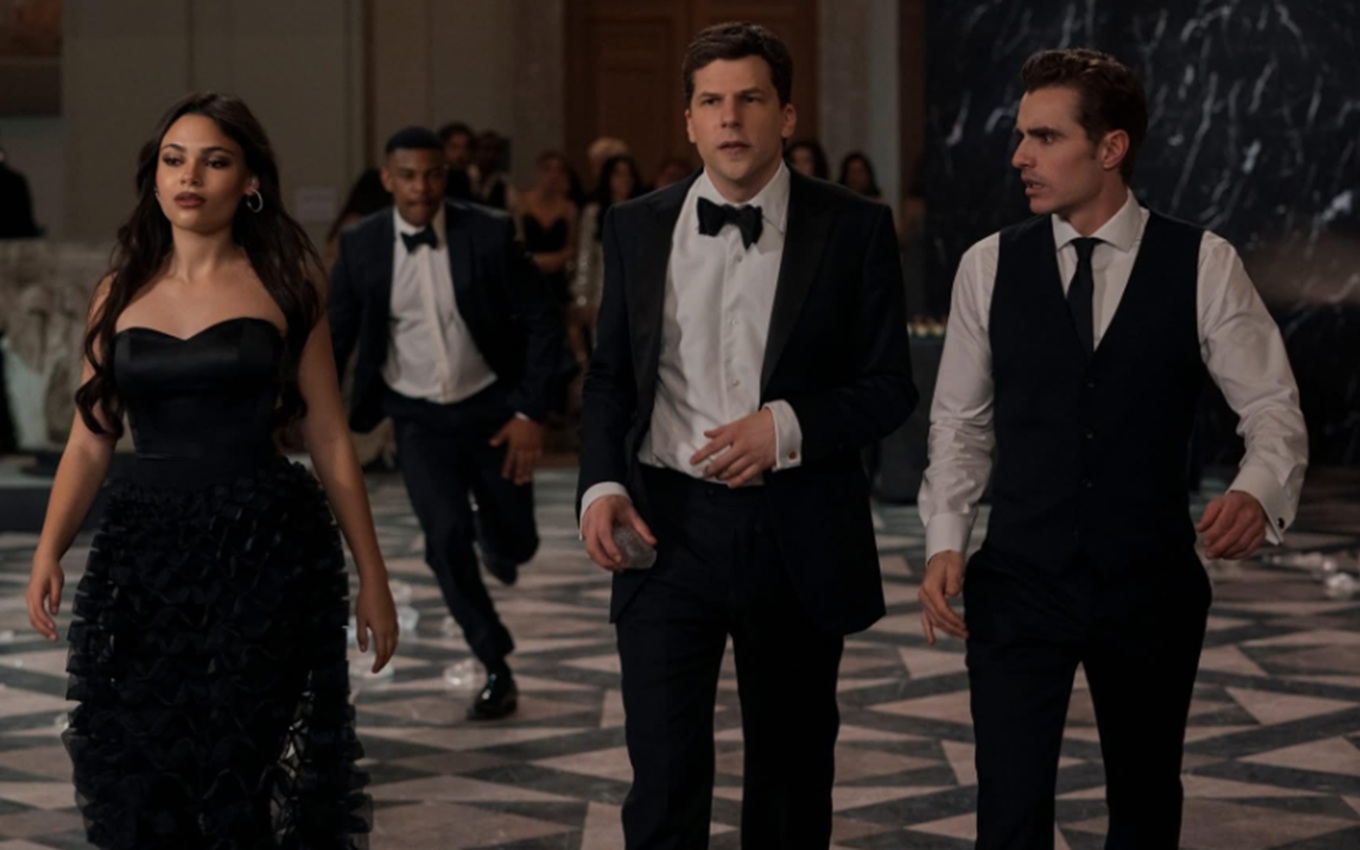 Ariana Greenblatt, Jesse Einseberg e Dave Franco em cena de Truque de Mestre 3