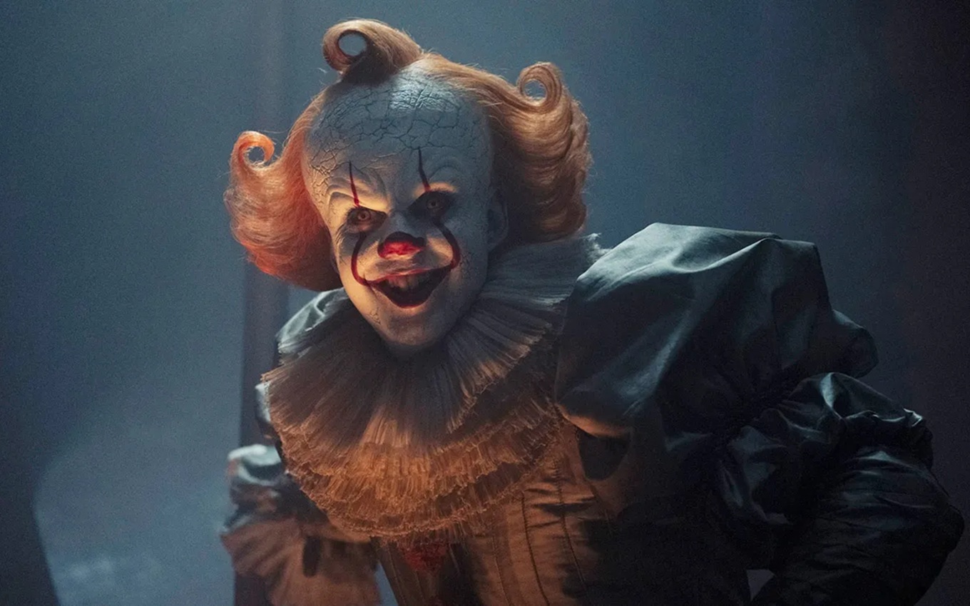 Bill Skarsgård como Pennywise em cena de IT: Bem-Vindos a Derry, da HBO