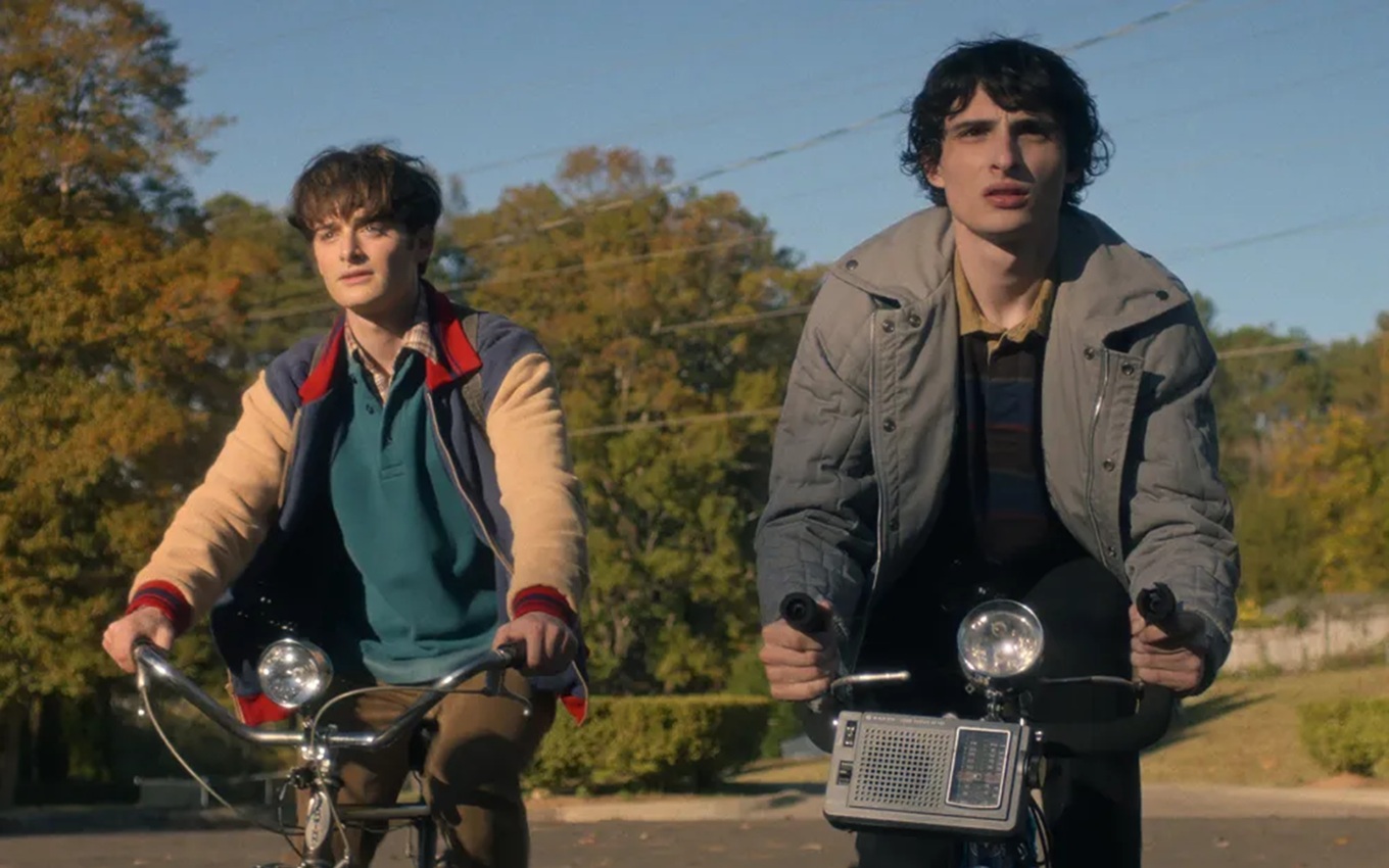 Noah Schnapp e Finn Wolfhard em Stranger Things