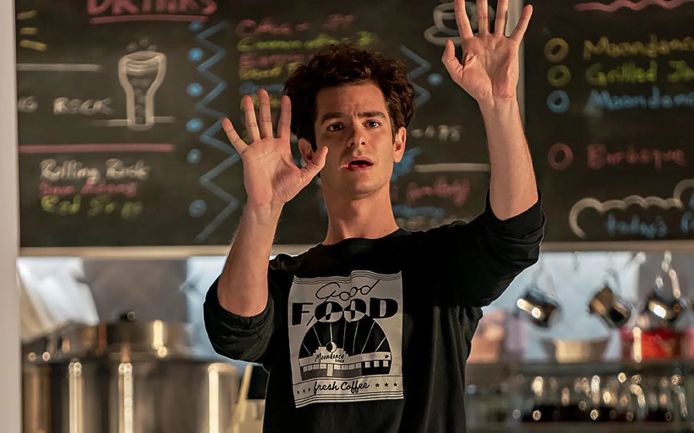 Andrew Garfield em cena de Tick, Tick... Boom; um dos melhores filmes da Netflix