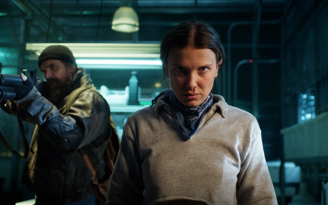 David Harbour e Millie Bobby Brown em cena de Stranger Things, da Netflix