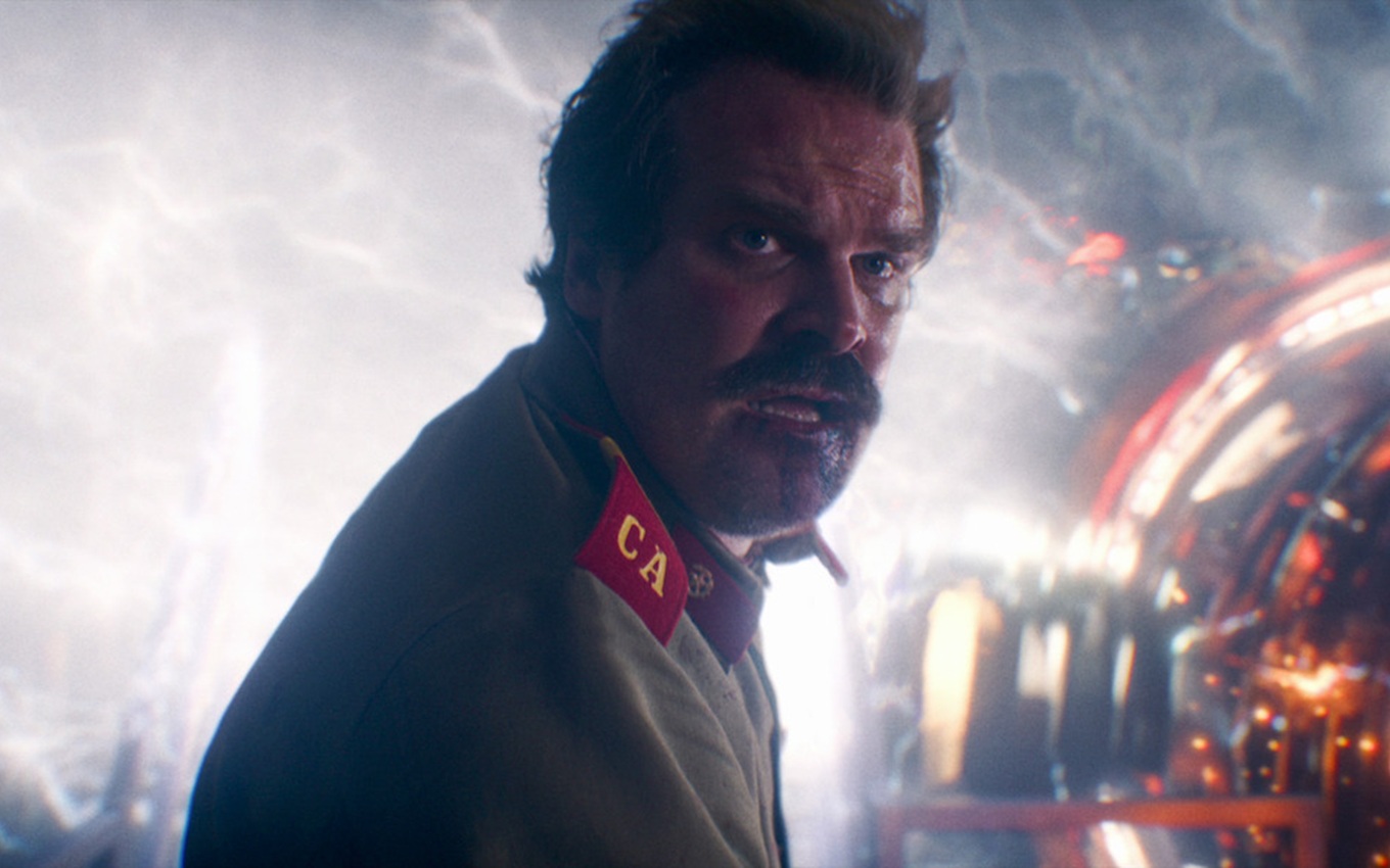 David Harbour em cena de Stranger Things