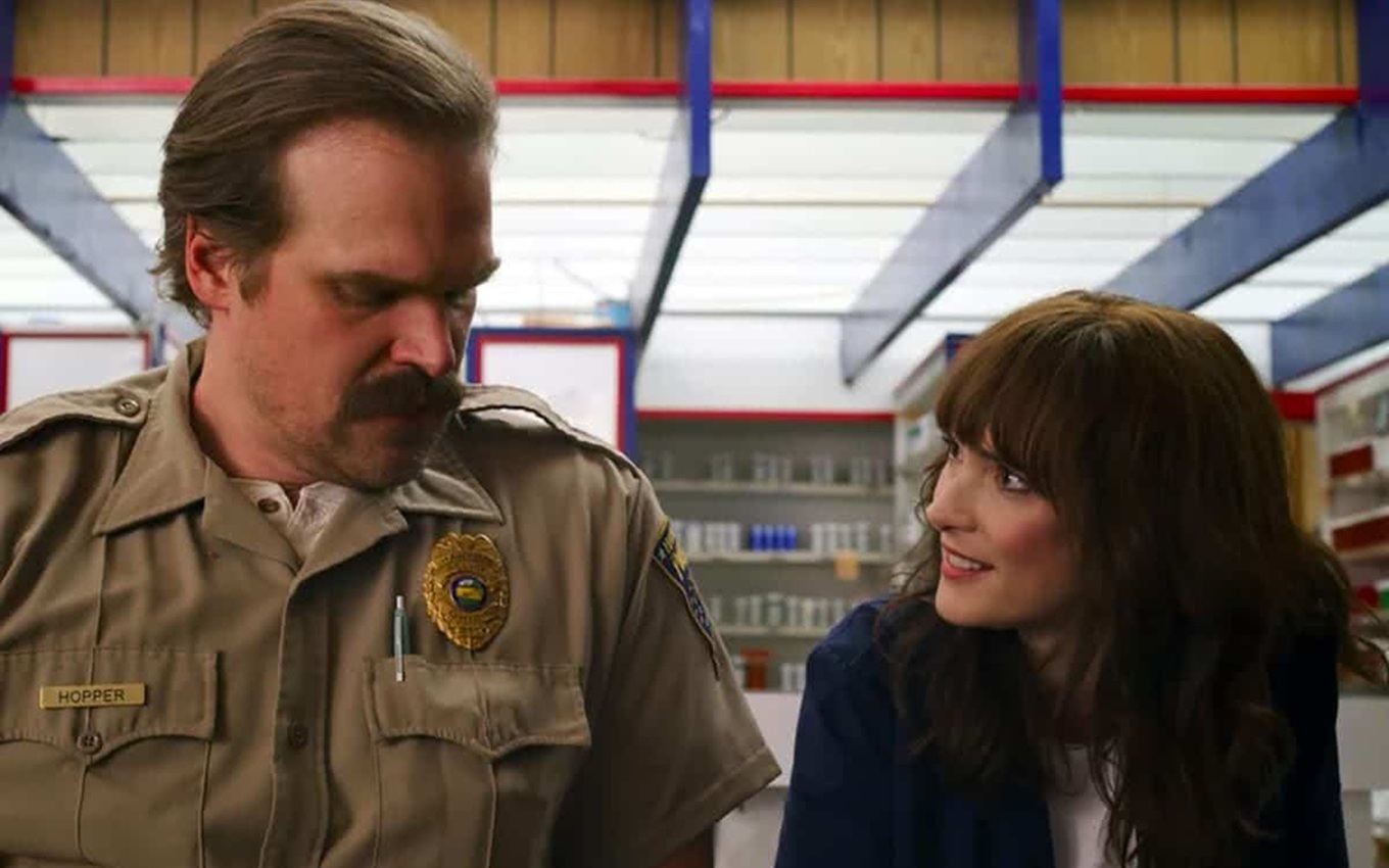 David Harbour e Winona Ryder em cena de Stranger Things