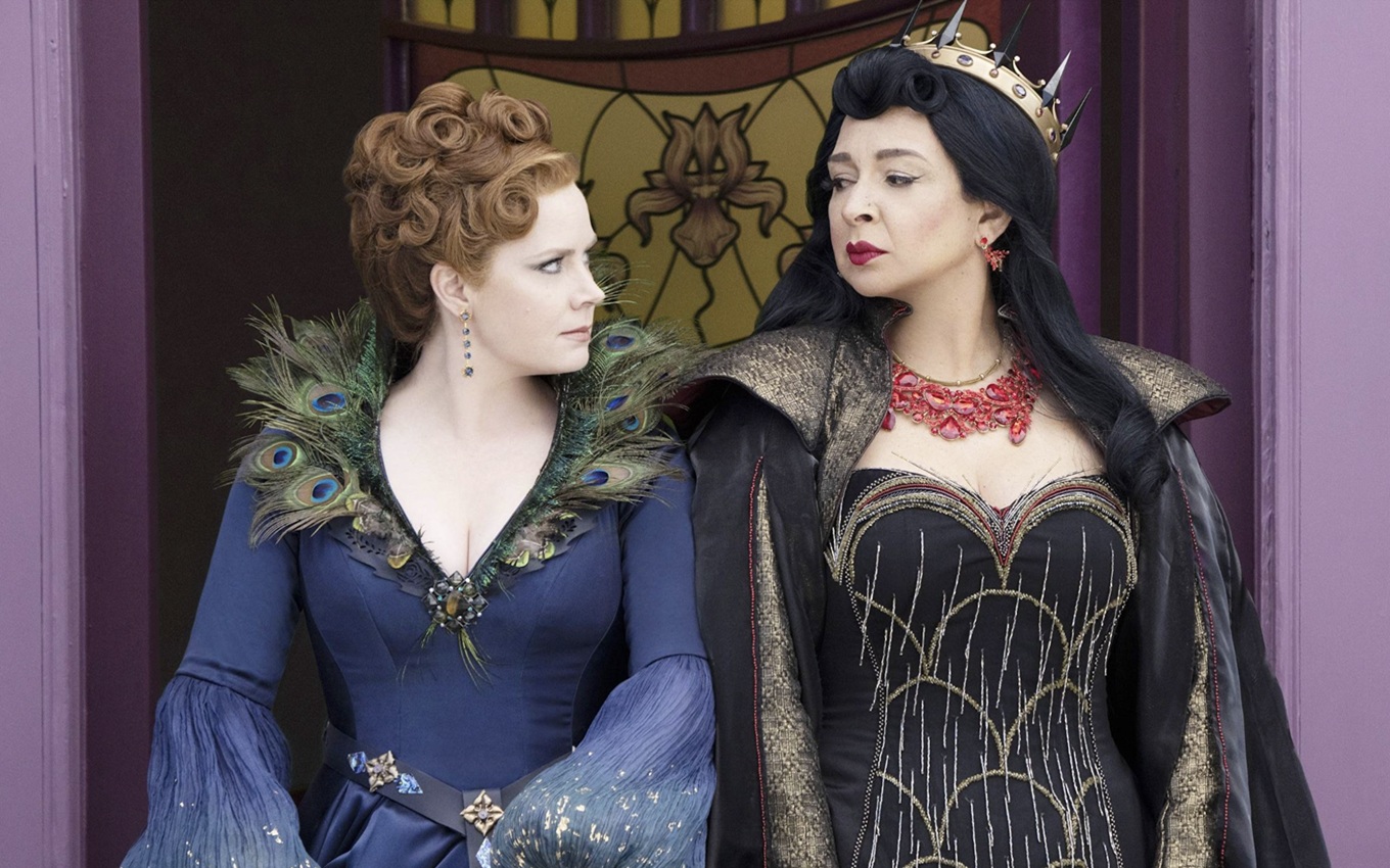 Amy Adams e Maya Rudolph em cena de Desencantada