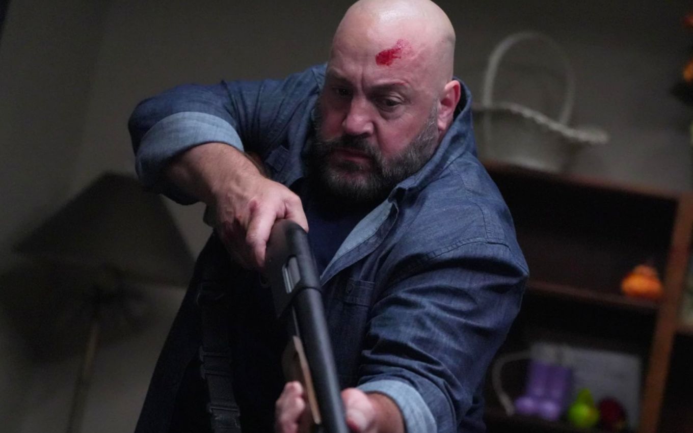 Kevin James em Família à Prova de Balas, filme que está disponível para assistir no Prime Video