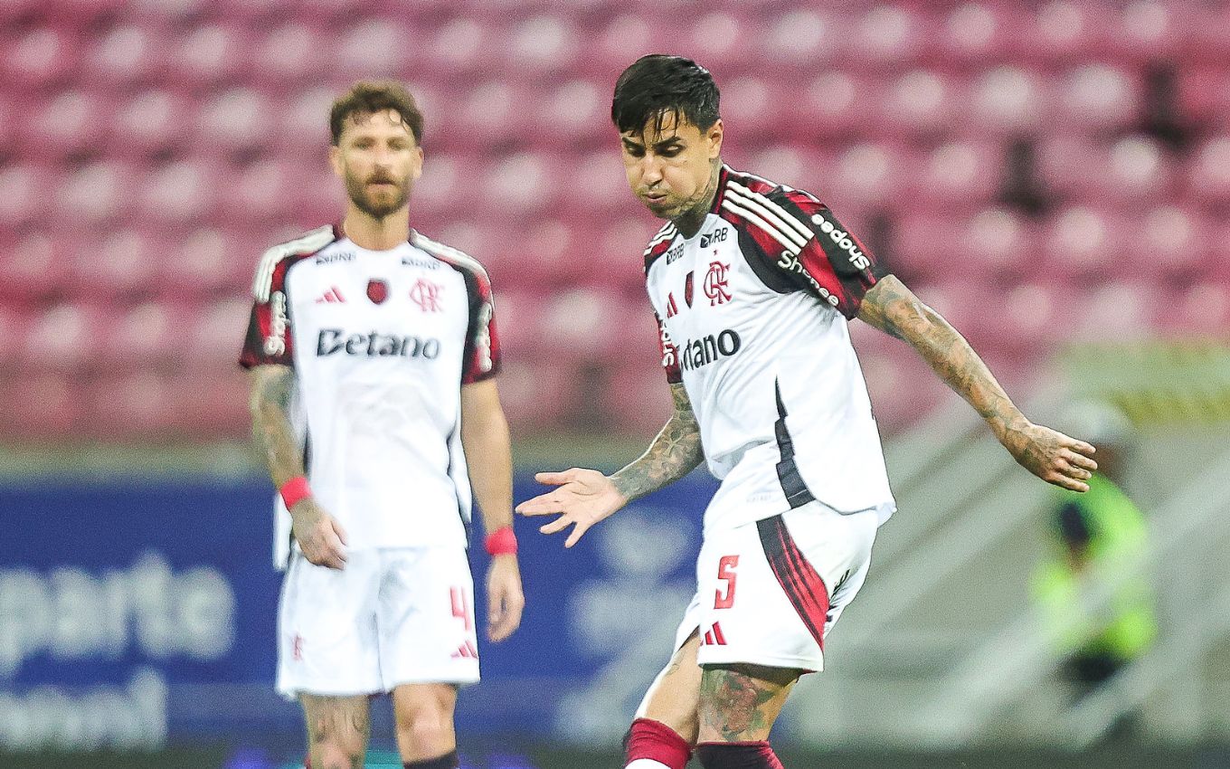 Léo Pereira e Pulgar em jogo do Flamengo ao vivo no Campeonato Brasileiro