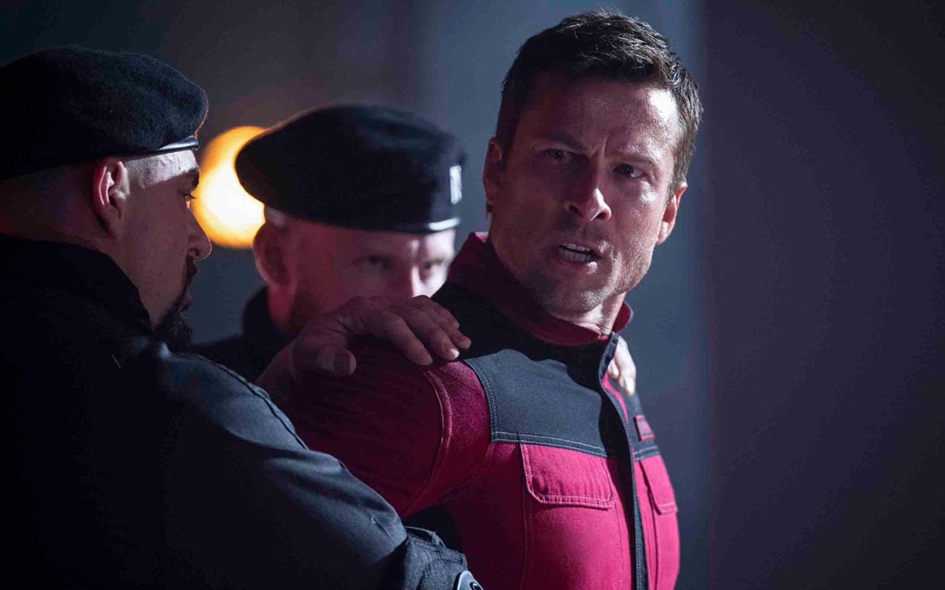 Glen Powell no filme O Sobrevivente