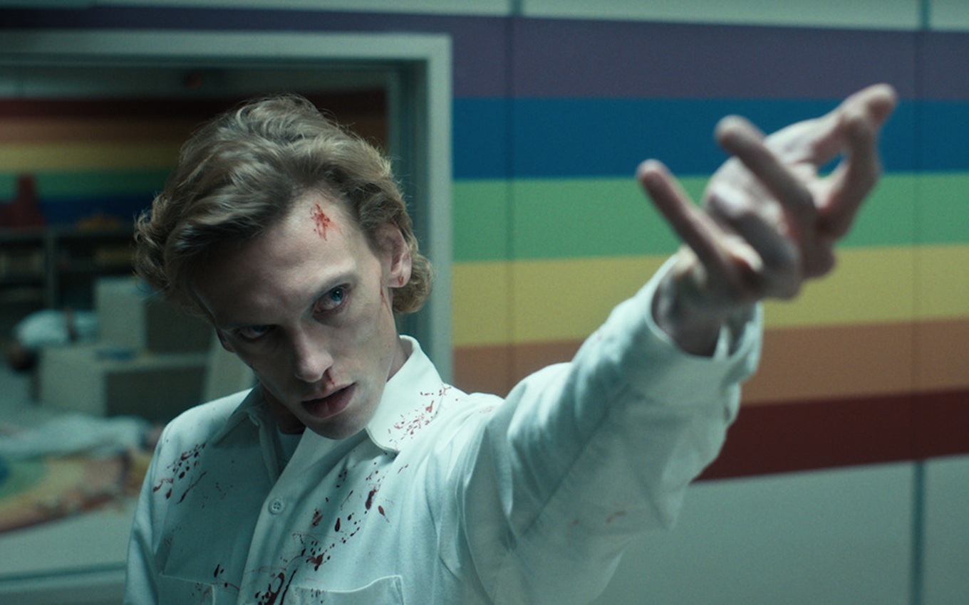 Jamie Campbell Bower em cena de Stranger Things