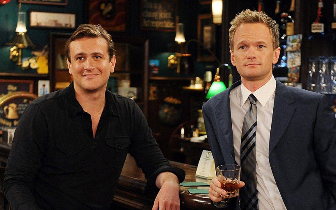 Jason Segel e Neil Patrick Harris em How I Met Your Mother, uma das melhores sitcoms dos anos 2000