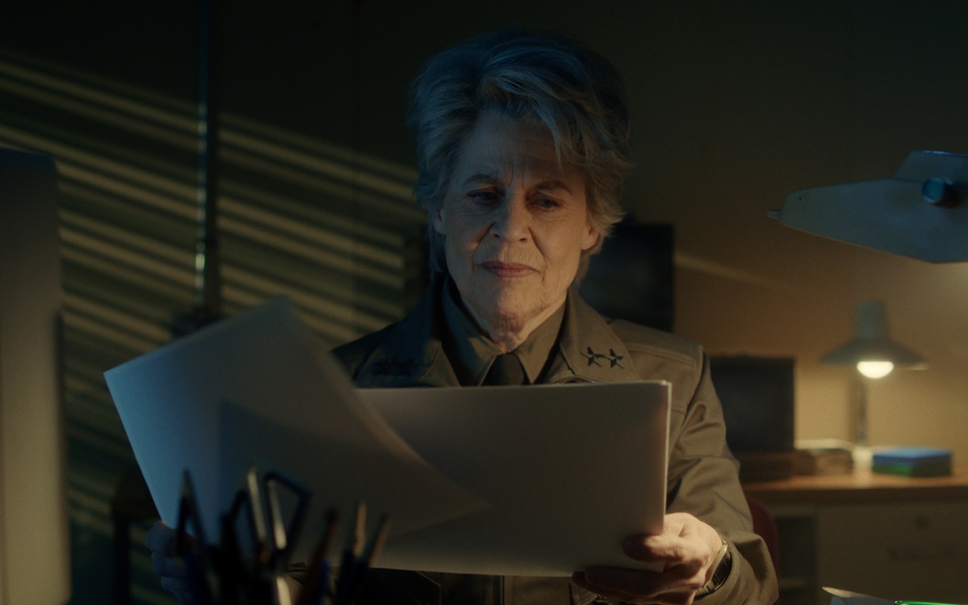 Linda Hamilton em cena de Stranger Things