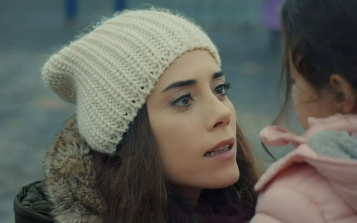 Zeynep Güneş (Cansu Dere) em cena da novela Mãe, da Record