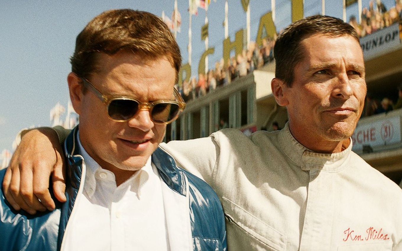 Matt Damon e Christian Bale em cena de Ford vs. Ferrari, disponível no Disney+