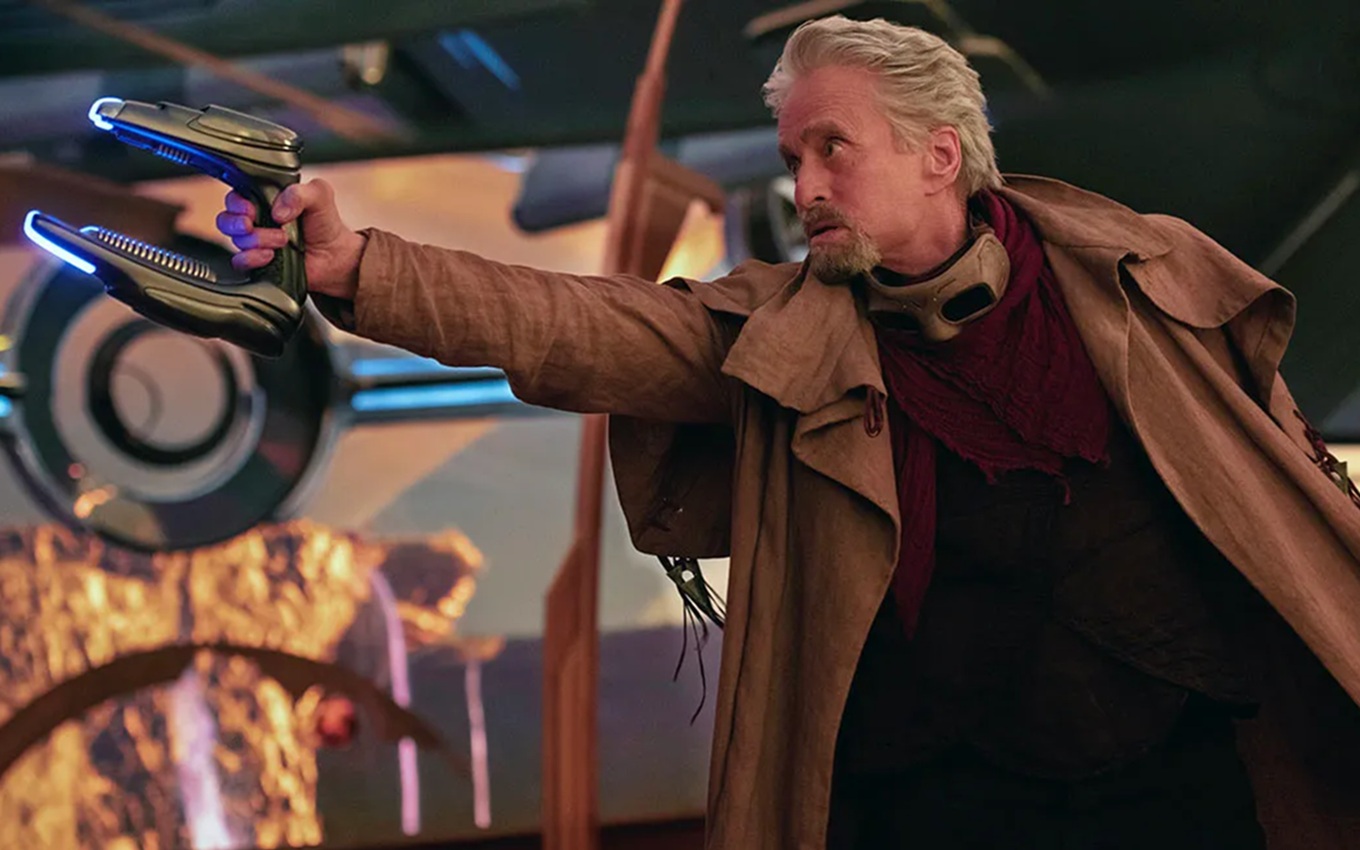 Michael Douglas em cena de Homem-Formiga: Quantumania, um dos piores filmes da Marvel