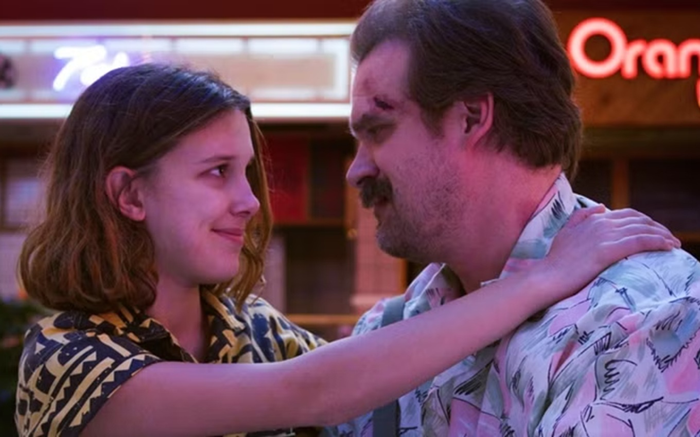 Millie Bobby Brown e David Harbour em cena de Stranger Things