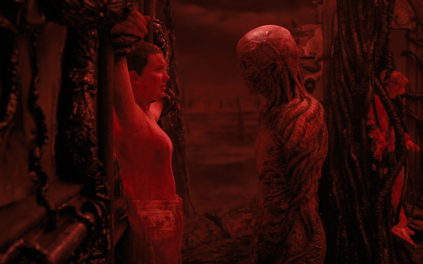 Millie Bobby Brown e Jamie Campbell Bower em cena de Stranger Things