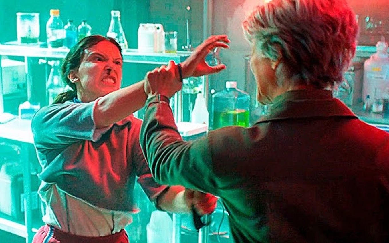 Millie Bobby Brown e Linda Hamilton em cena de Stranger Things