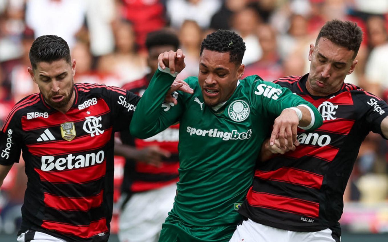 Vitor Roque, Jorginho e Léo Ortiz disputando bola em jogo Flamengo x Palmeiras ao vivo