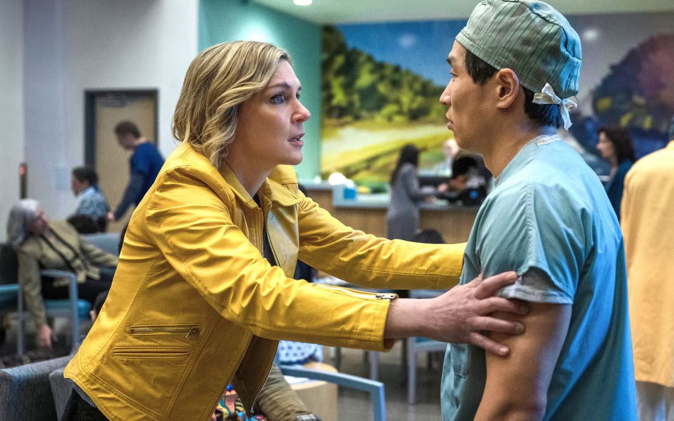 Rhea Seehorn e Kevin Chambers em Pluribus, série do Apple TV