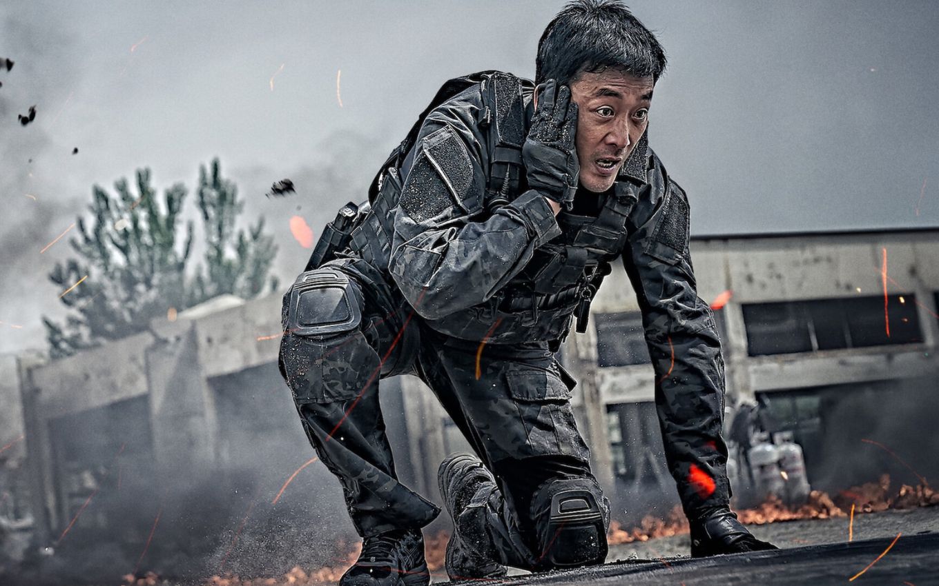 Lee Byung-hun em Alerta Vermelho (Ashfall), filme de ficção científica para assistir no Prime Video