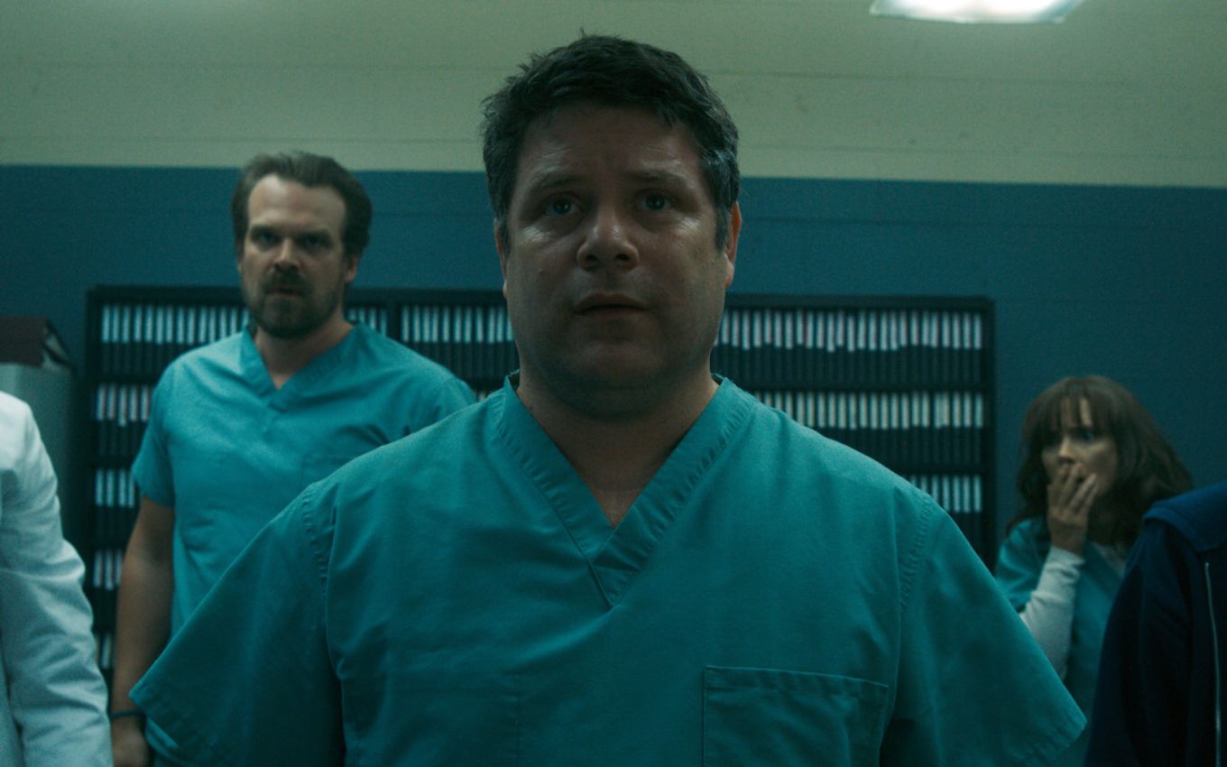 Sean Astin em cena de Stranger Things 2