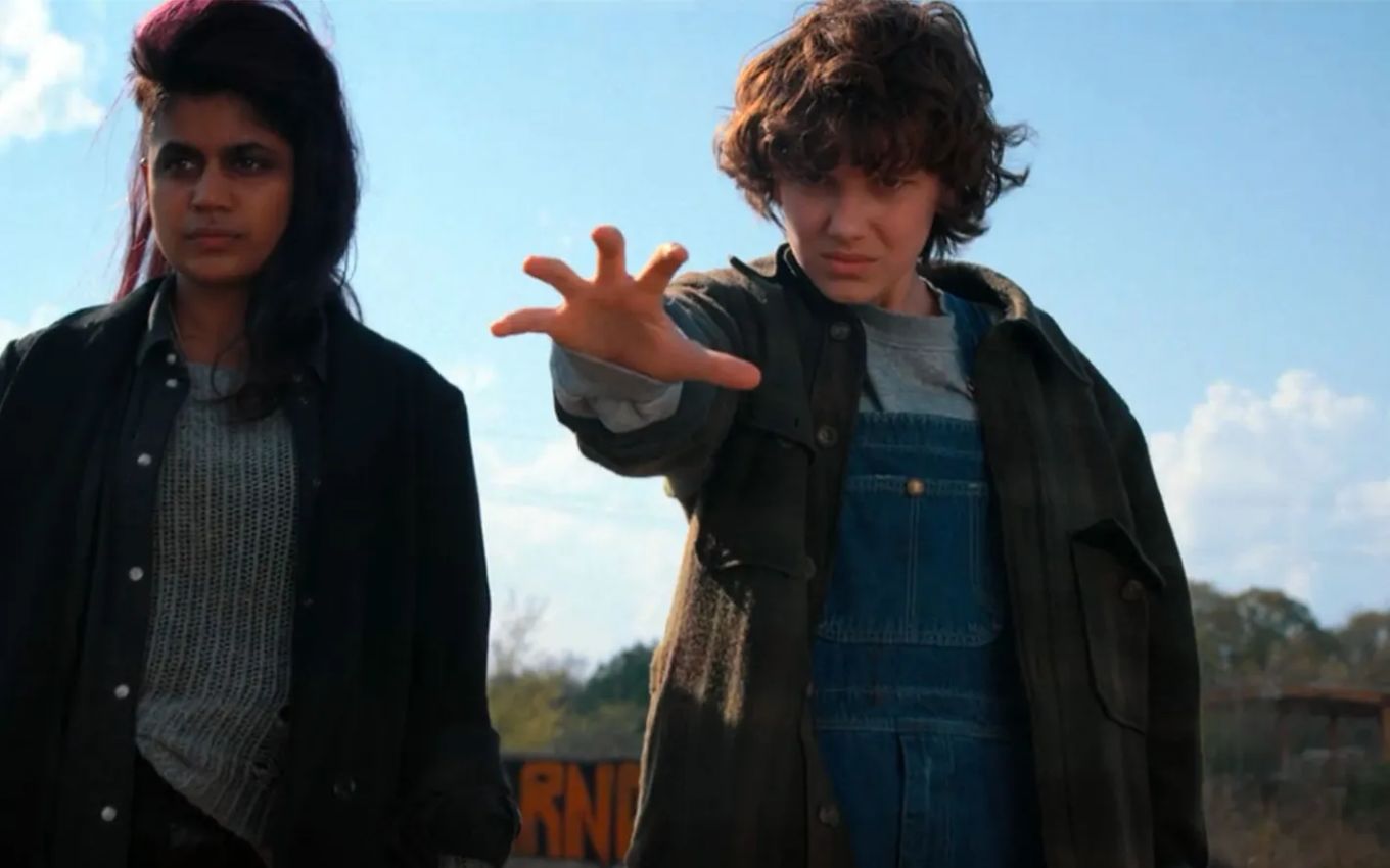 Linnea Berthelsen e Millie Bobby Brown em cena de Stranger Things 2