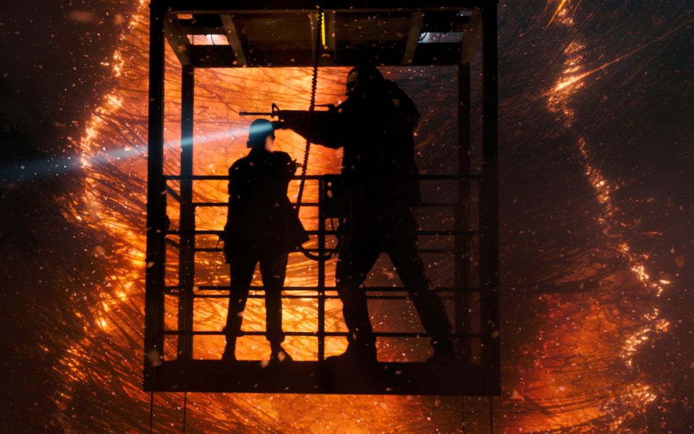 Millie Bobby Brown e David Harbour em cena de Stranger Things 2