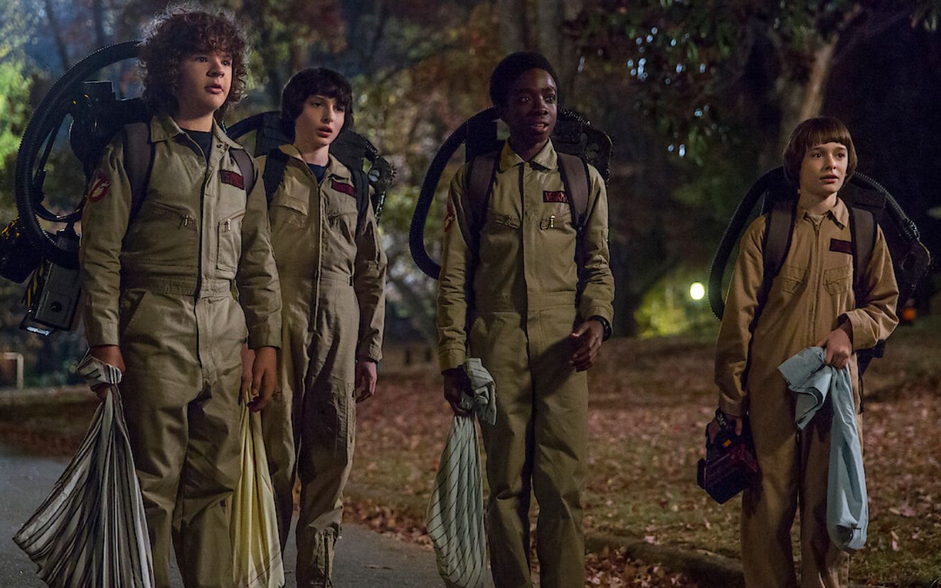 Gaten Matarazzo, Finn Wolfhard, Caleb McLaughlin e Noah Schnapp em cena de Stranger Things 2