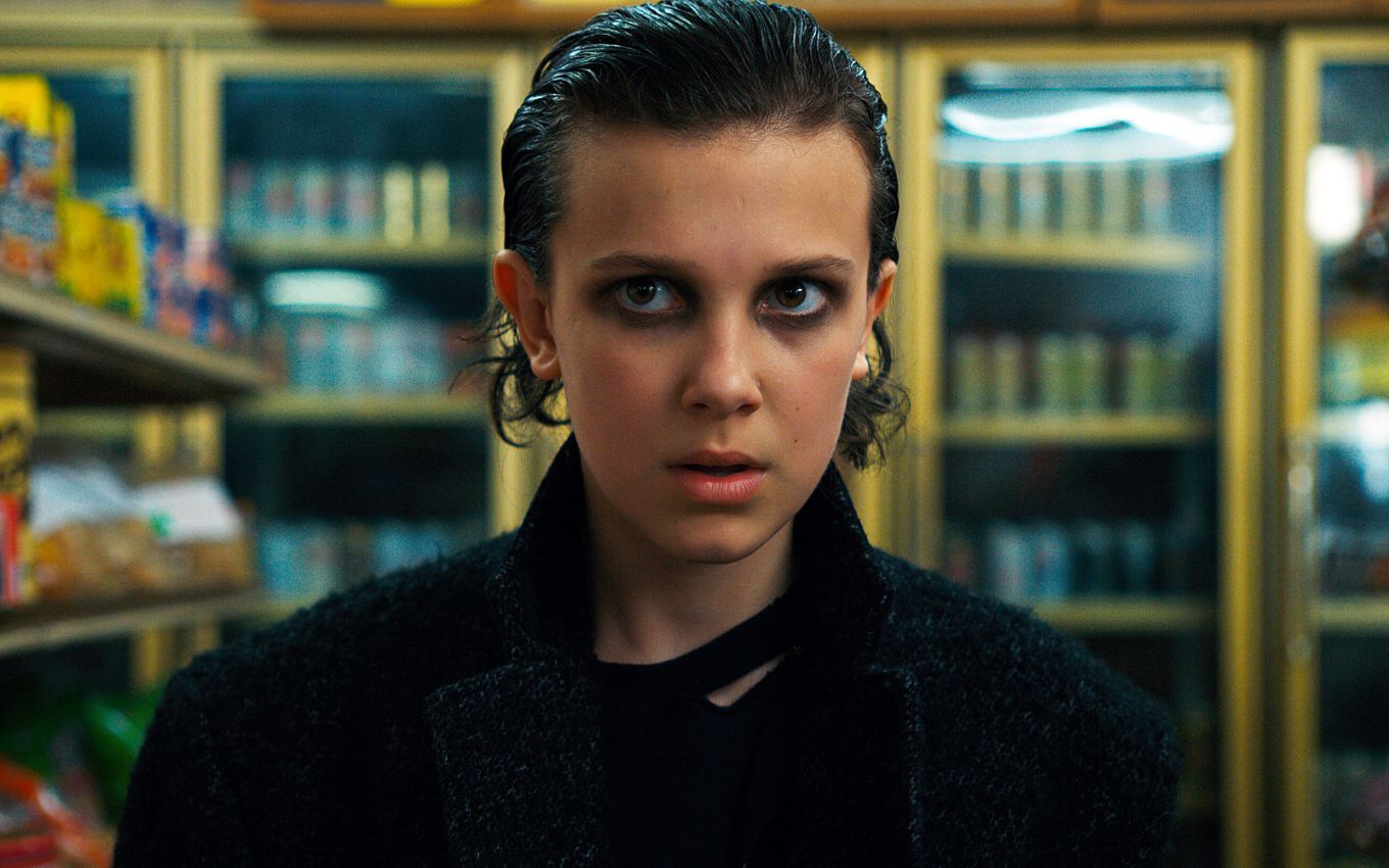 Millie Bobby Brown em cena de Stranger Things 2