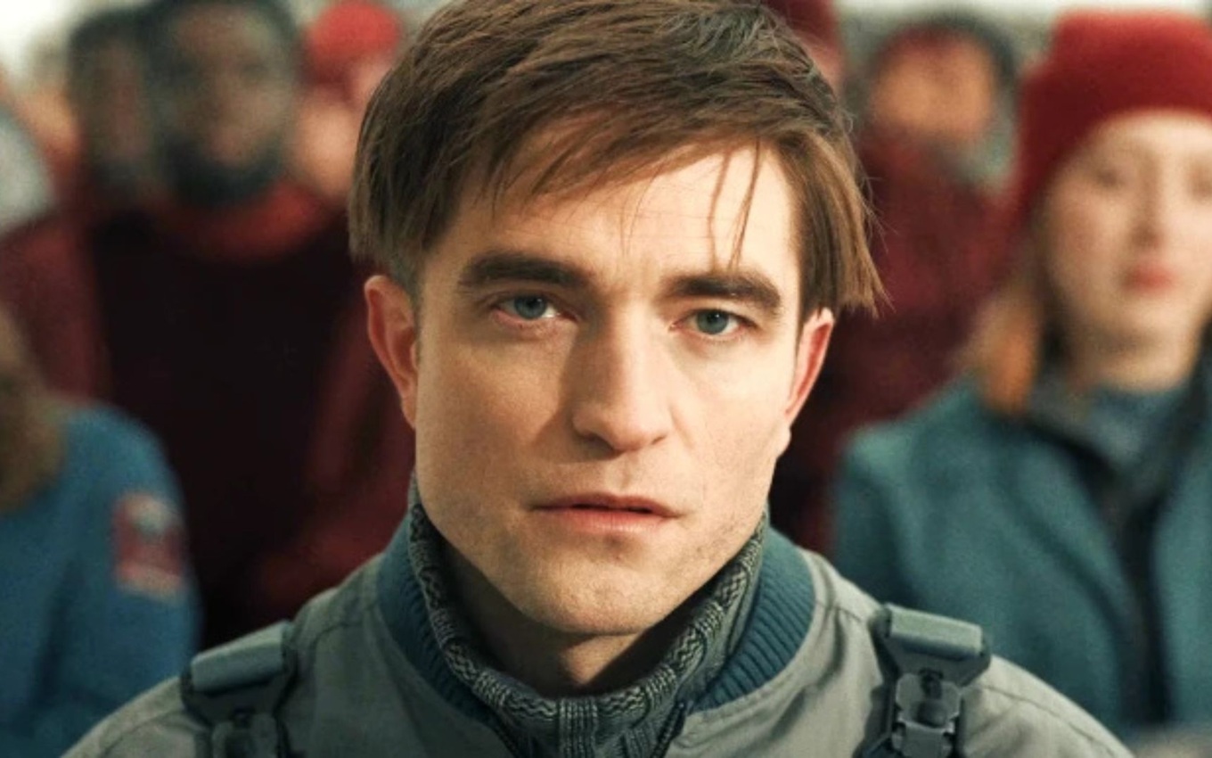 Robert Pattinson em cena de Mickey 17; ator está confirmado em A Odisseia