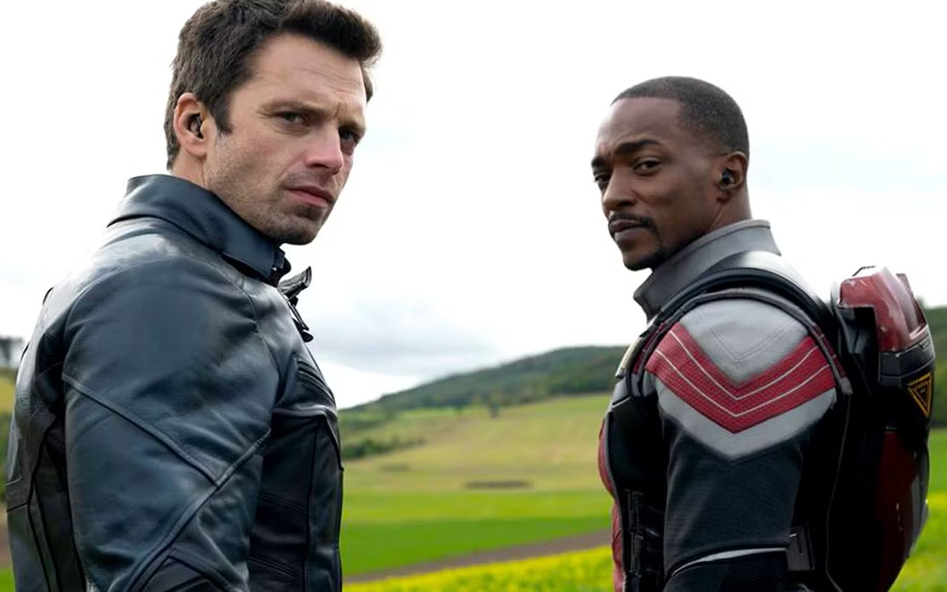 Sebastian Stan e Anthony Mackie em cena de Falcão e o Soldado Invernal, da Marvel