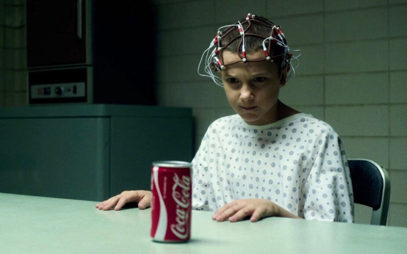 Onze (Millie Bobby Brown) em cena da Coca-Cola em Stranger Things
