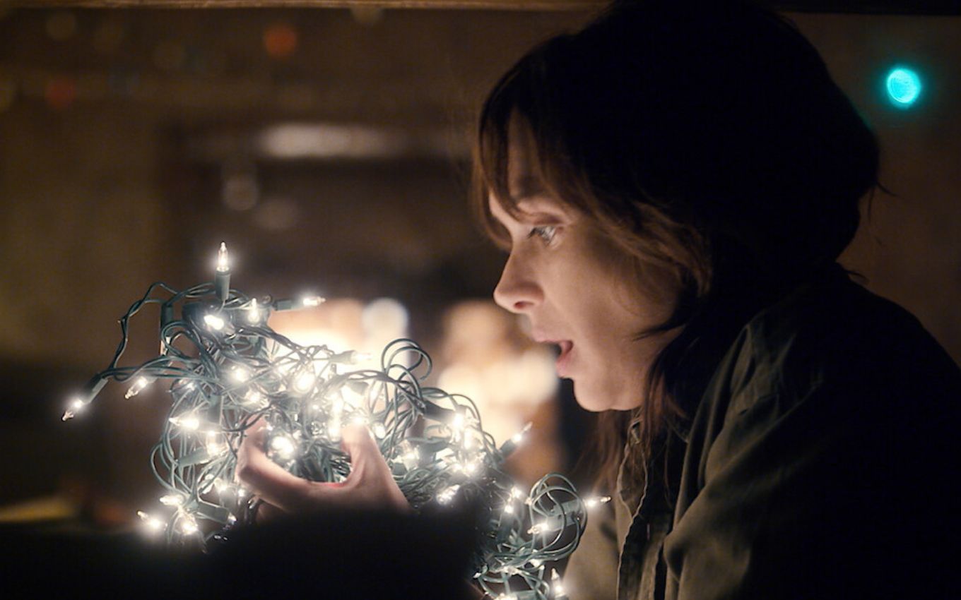 Joyce Byers (Winona Ryder) se comunicava com Will Byers (Noah Schnapp) no Mundo Invertido de Stranger Things pelas luzes