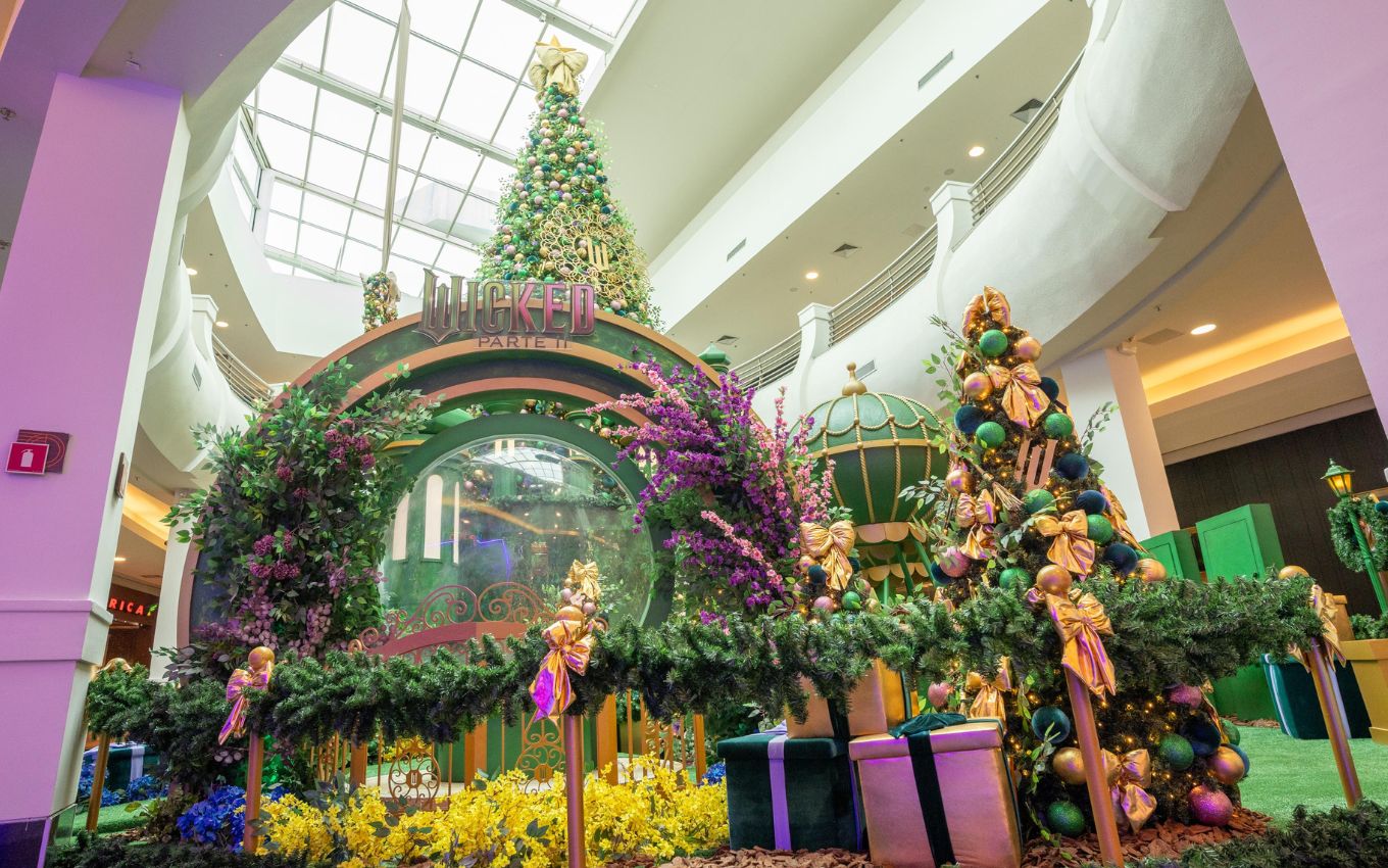 A árvore de Natal de 12,5 metros de altura do Mooca Plaza Shopping