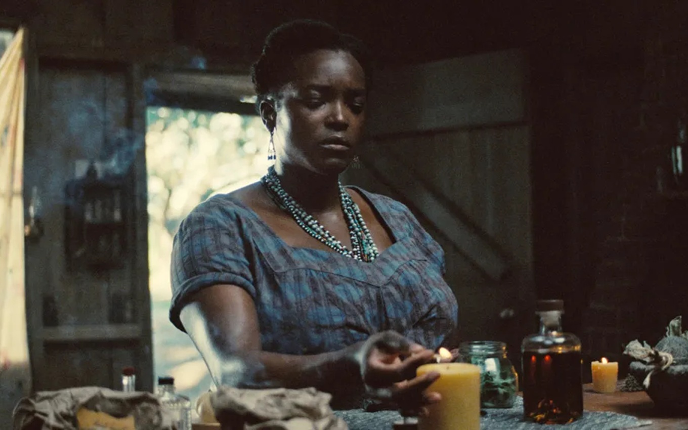 Wunmi Mosaku em cena de Pecadores