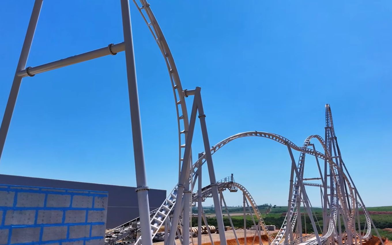 Ghost Rider, montanha-russa do Cacau Park tem 55 metros de altura, atingindo uma velocidade de 120 km/h em apenas cinco segundos