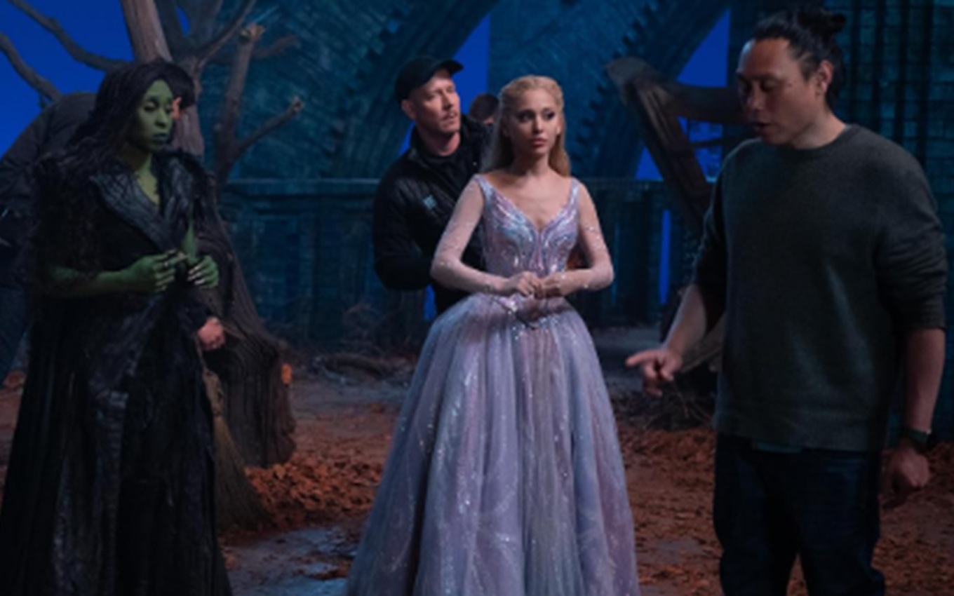 Cynthia Erivo, Ariana Grande e John M. Chu nos bastidores de Wicked 2