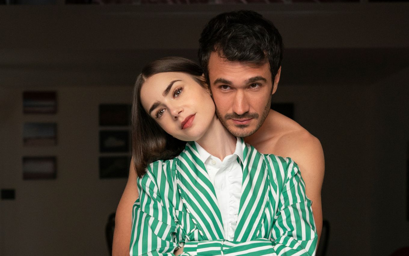 Cena da quinta temporada de Emily em Paris, que estreia em 18 de dezembro na Netflix