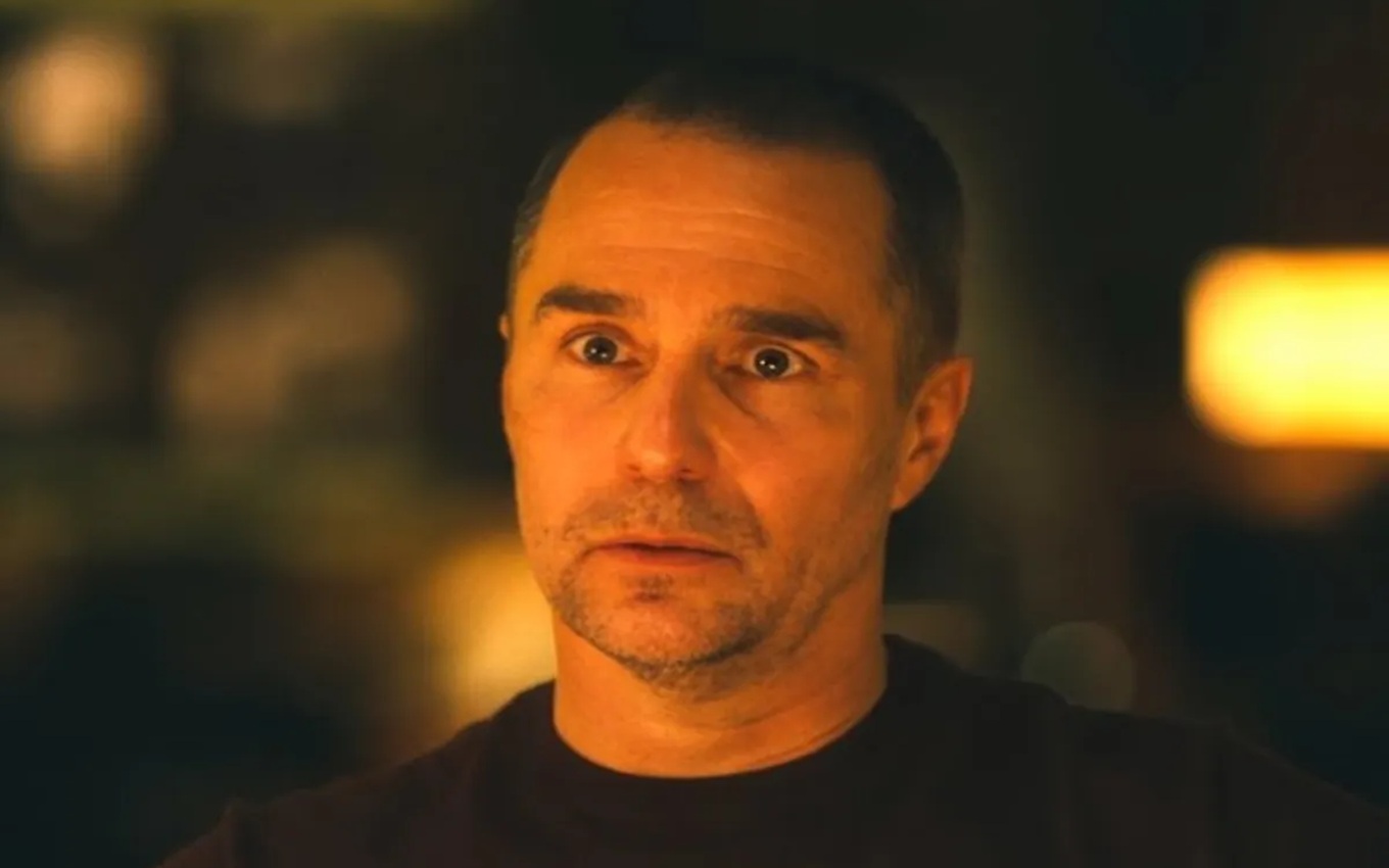 Sam Rockwell em cena de The White Lotus; ator é um dos favoritos para viver Brainiac