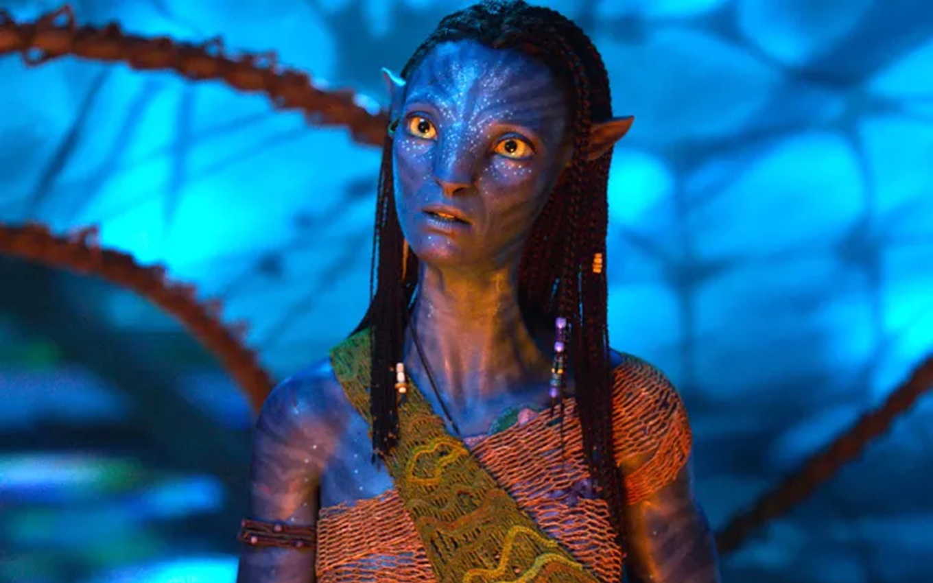 Zoe Saldaña em Avatar: Fogo e Cinzas; filme deve ter umas das maiores bilheterias de 2025