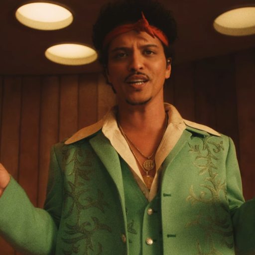 Bruno Mars surge com clones em primeiro single solo em 10 anos