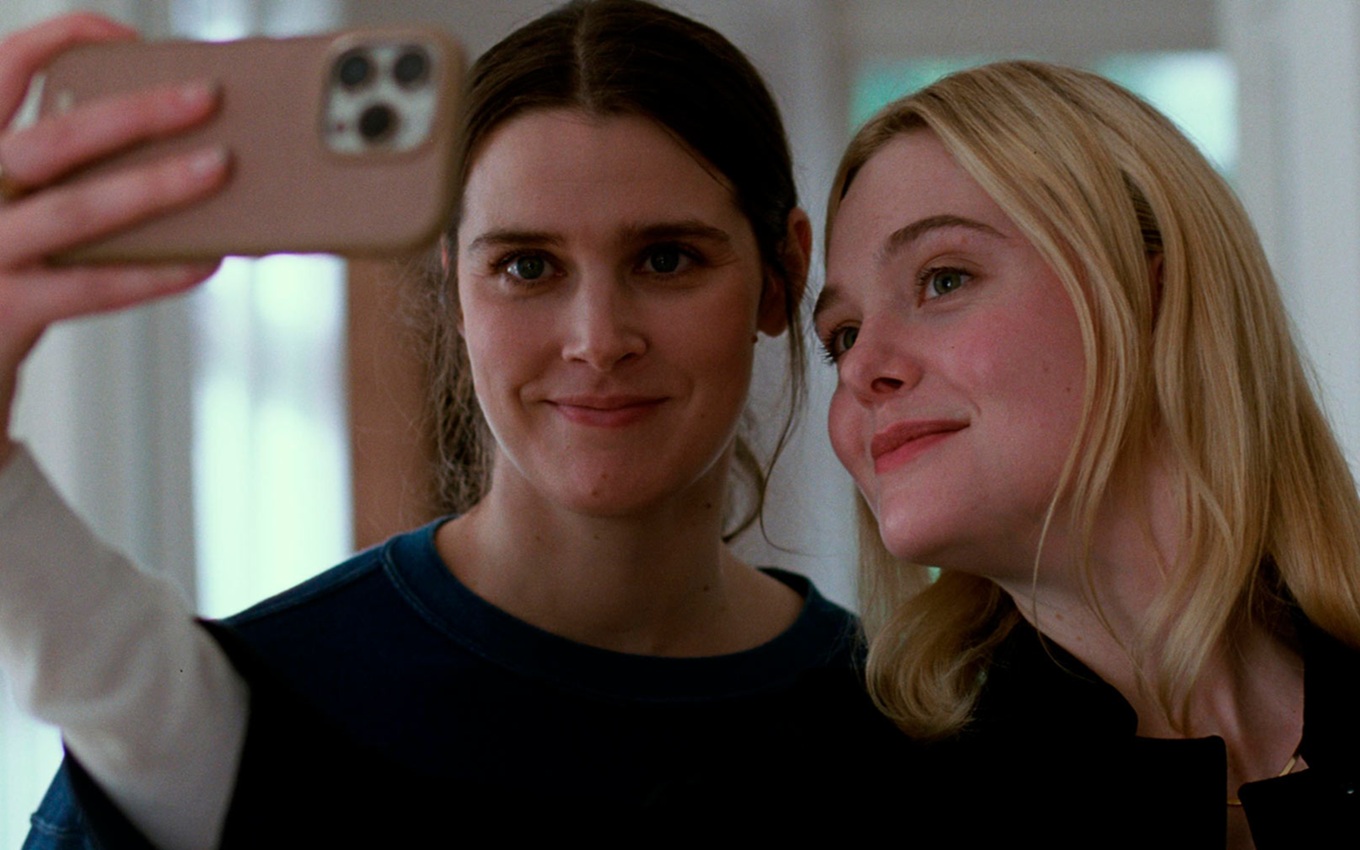 Inga Ibsdotter Lilleaas e Elle Fanning em cena de Valor Sentimental